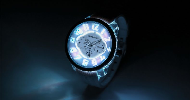 新米記者が見つけた 10万円アンダーのユニーク腕時計 第16回 7色に光る文字盤 Watch Life News ウオッチライフを楽しむ時計 総合ニュースサイト